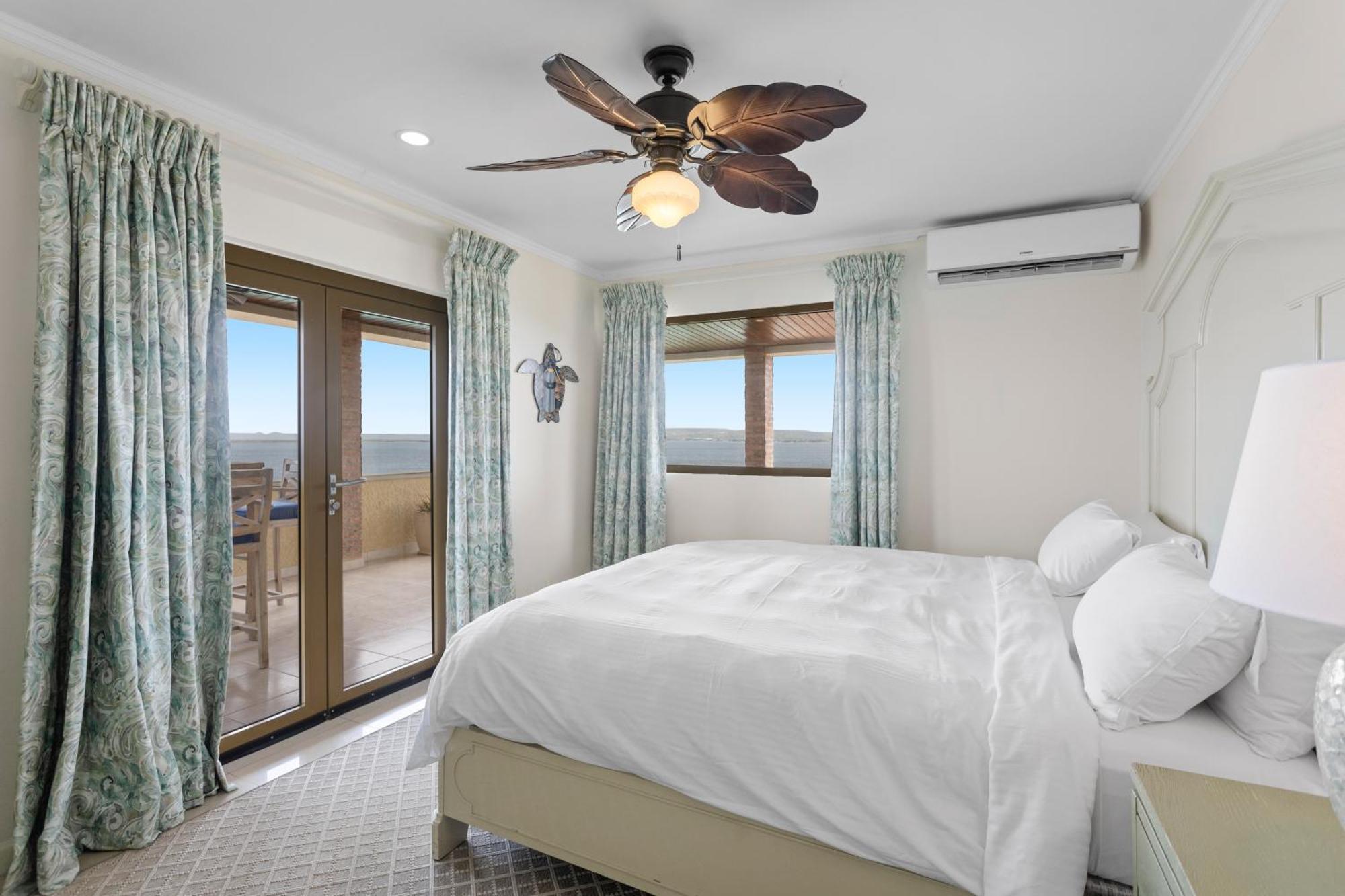 The Bellafonte - Luxury Oceanfront Hotel Kralendijk  Room photo